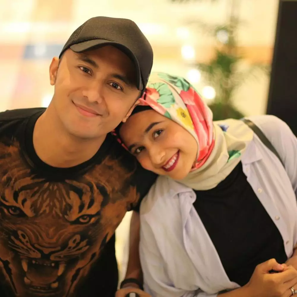 pesinetron dan suami terpaut usia 10 tahun © 2021 brilio.net pesinetron dan suami terpaut usia 10 tahun © 2021 brilio.net