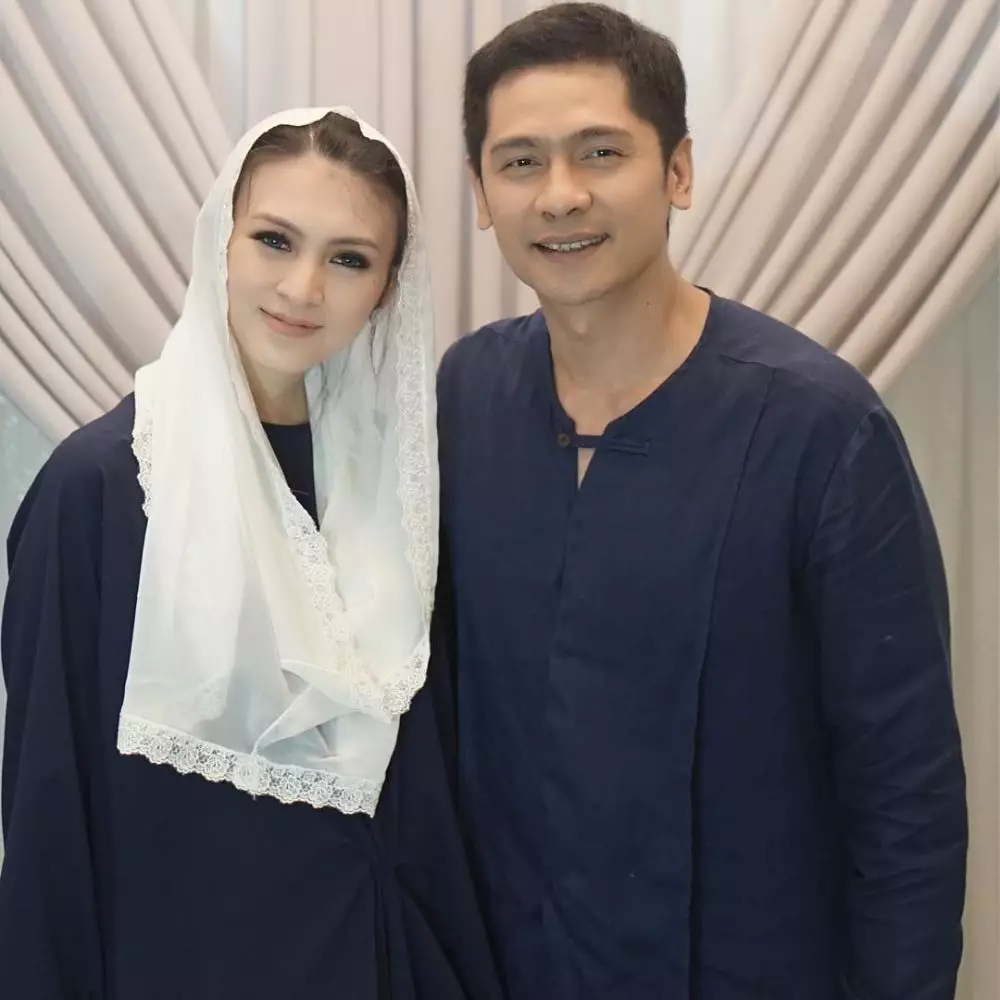 pesinetron dan suami terpaut usia 10 tahun © 2021 brilio.net pesinetron dan suami terpaut usia 10 tahun © 2021 brilio.net