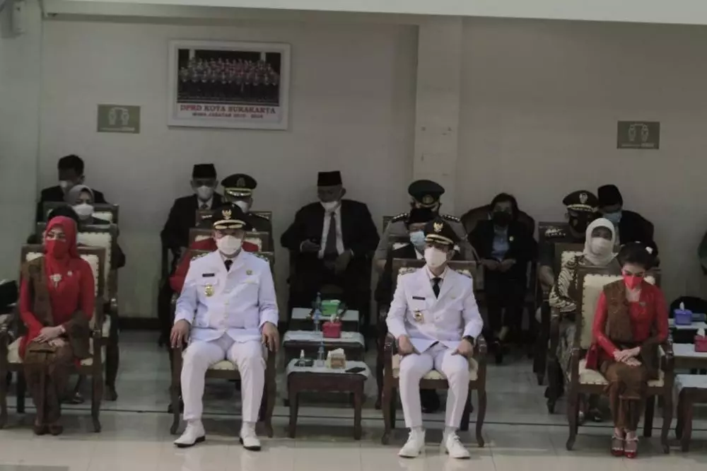 Gibran Rakabuming Raka dilantik jadi Wali Kota Solo © 2021 brilio.net Gibran Rakabuming Raka dilantik jadi Wali Kota Solo © 2021 brilio.net