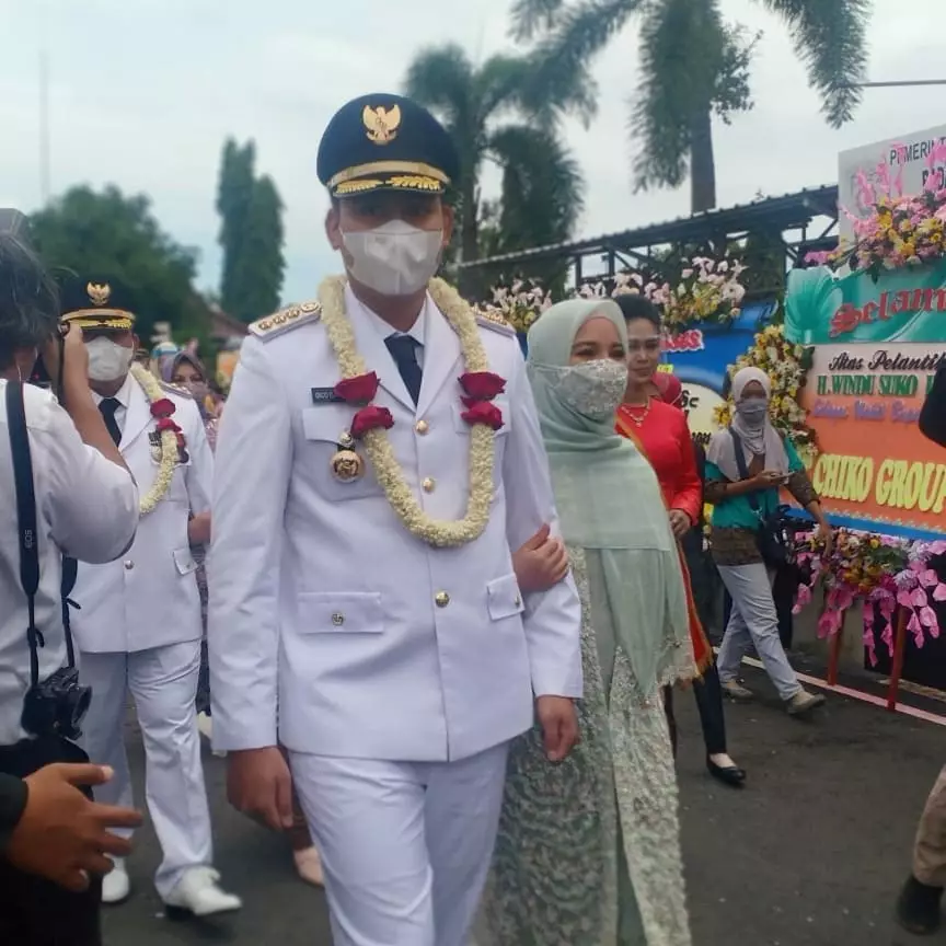 momen pelantikan suami chaca frederica © Instagram