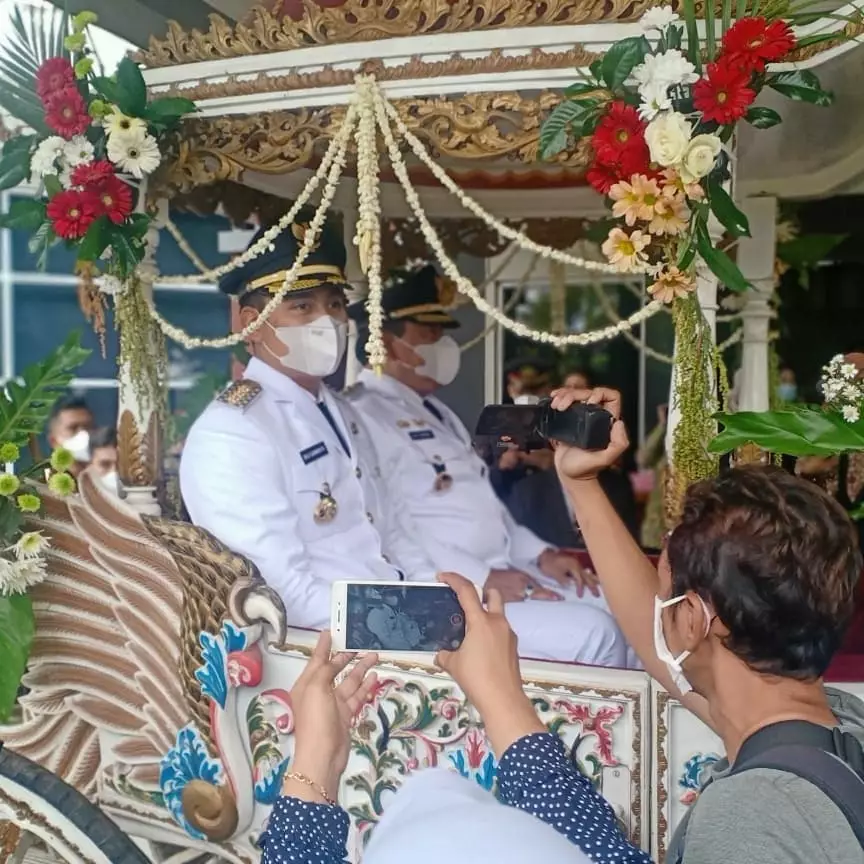 momen pelantikan suami chaca frederica © Instagram