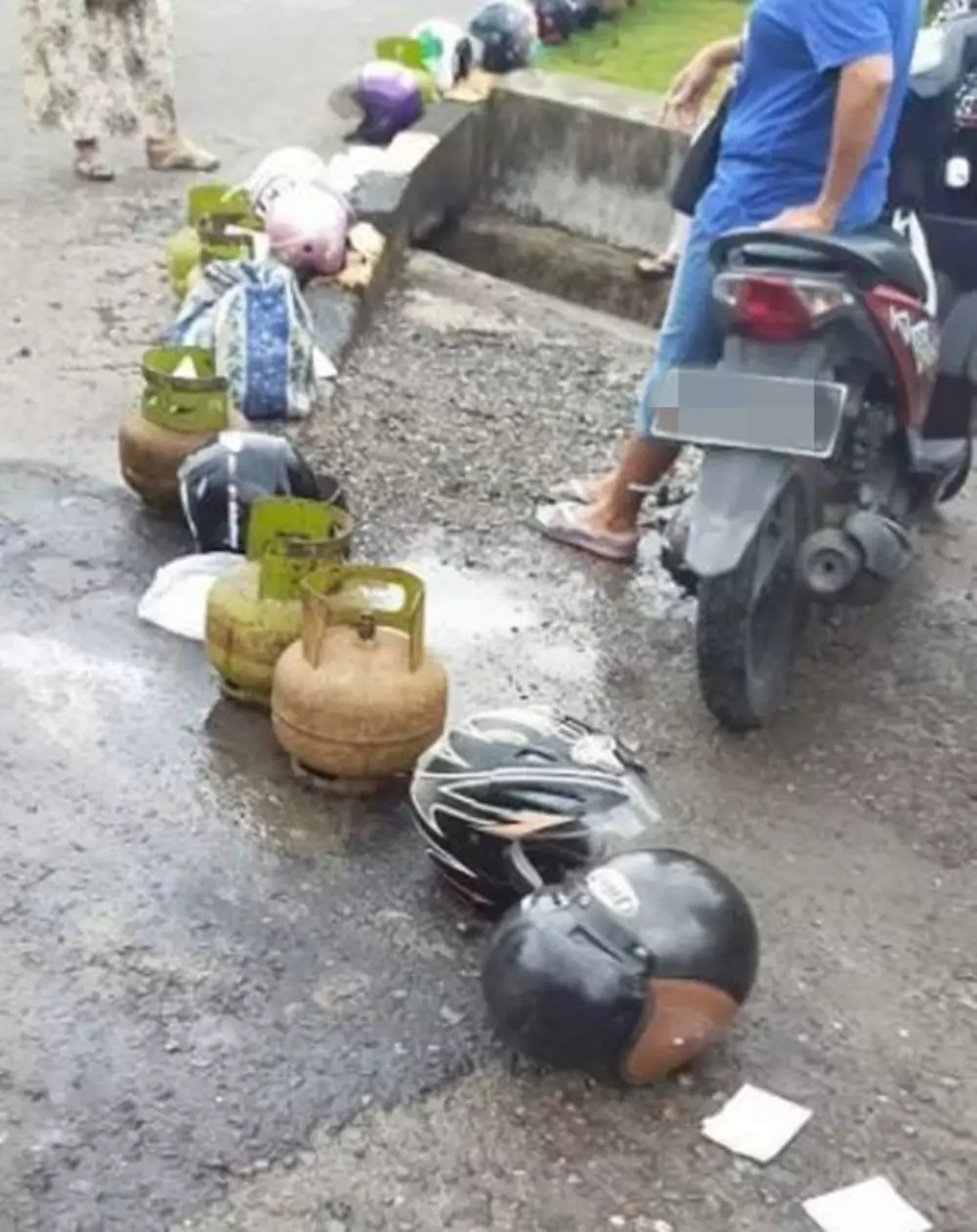 potret antrean antimainstream © Berbagai Sumber