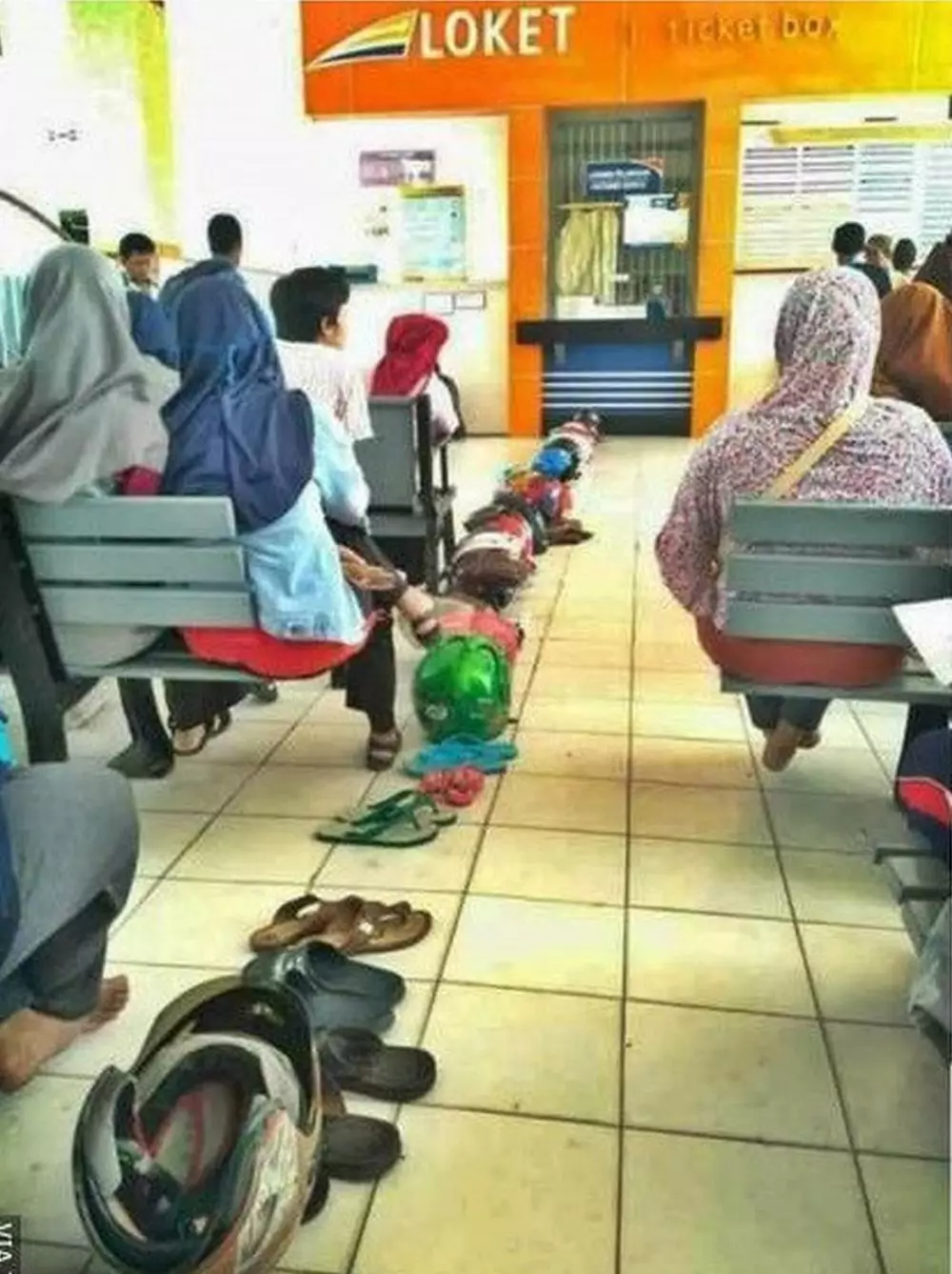 potret antrean antimainstream © Berbagai Sumber