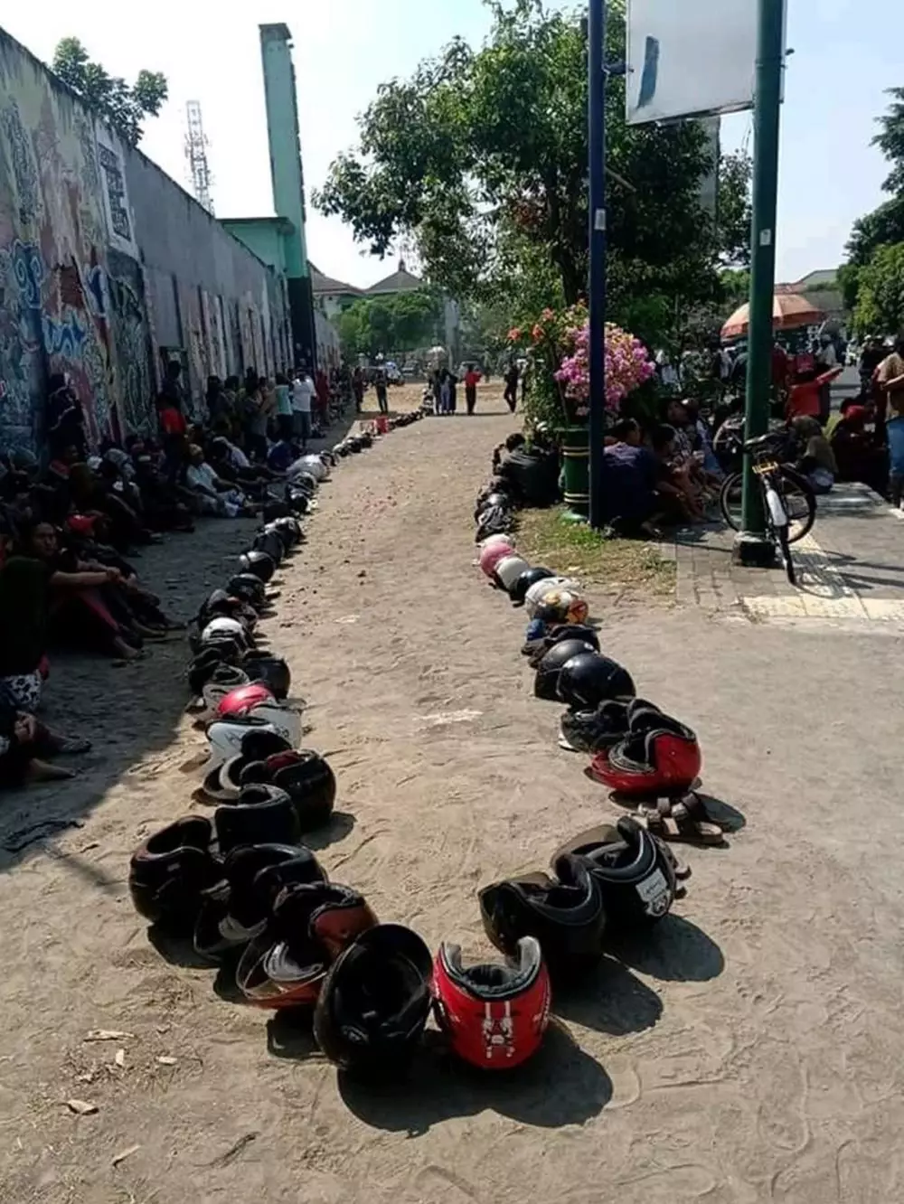 potret antrean antimainstream © Berbagai Sumber