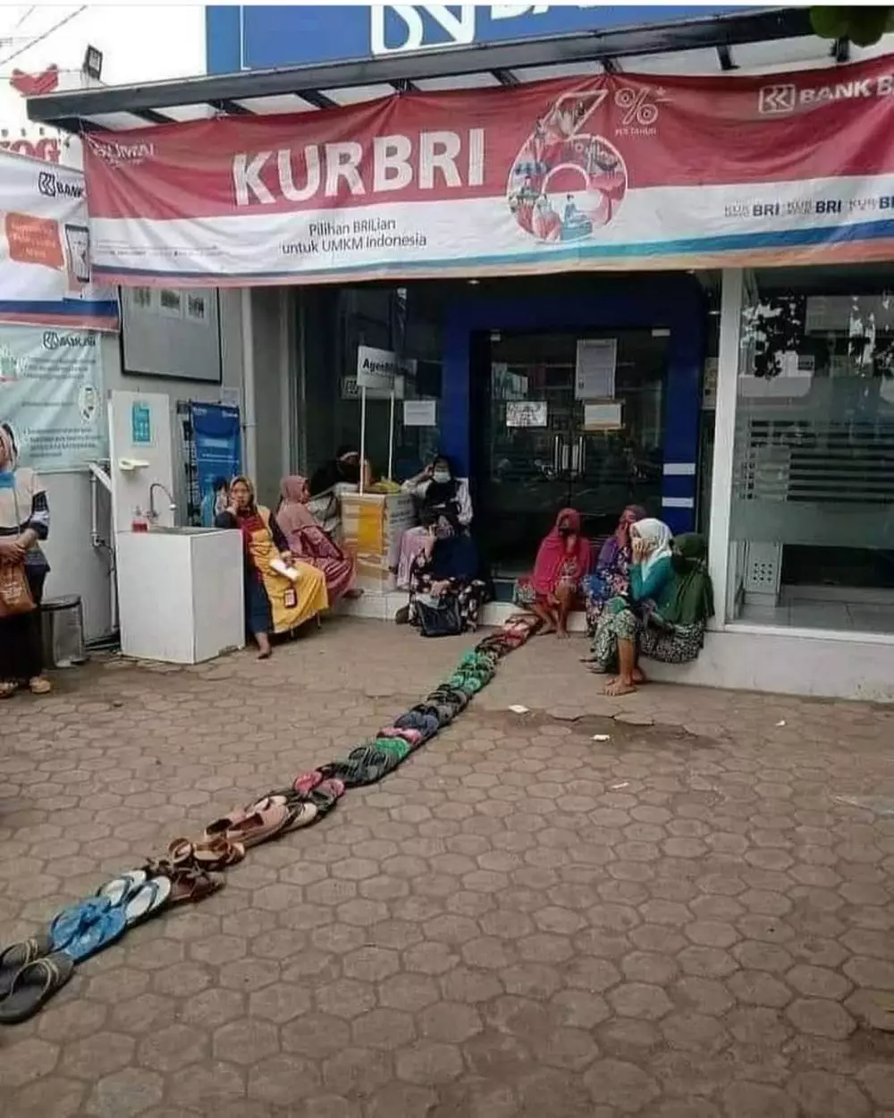 potret antrean antimainstream © Berbagai Sumber