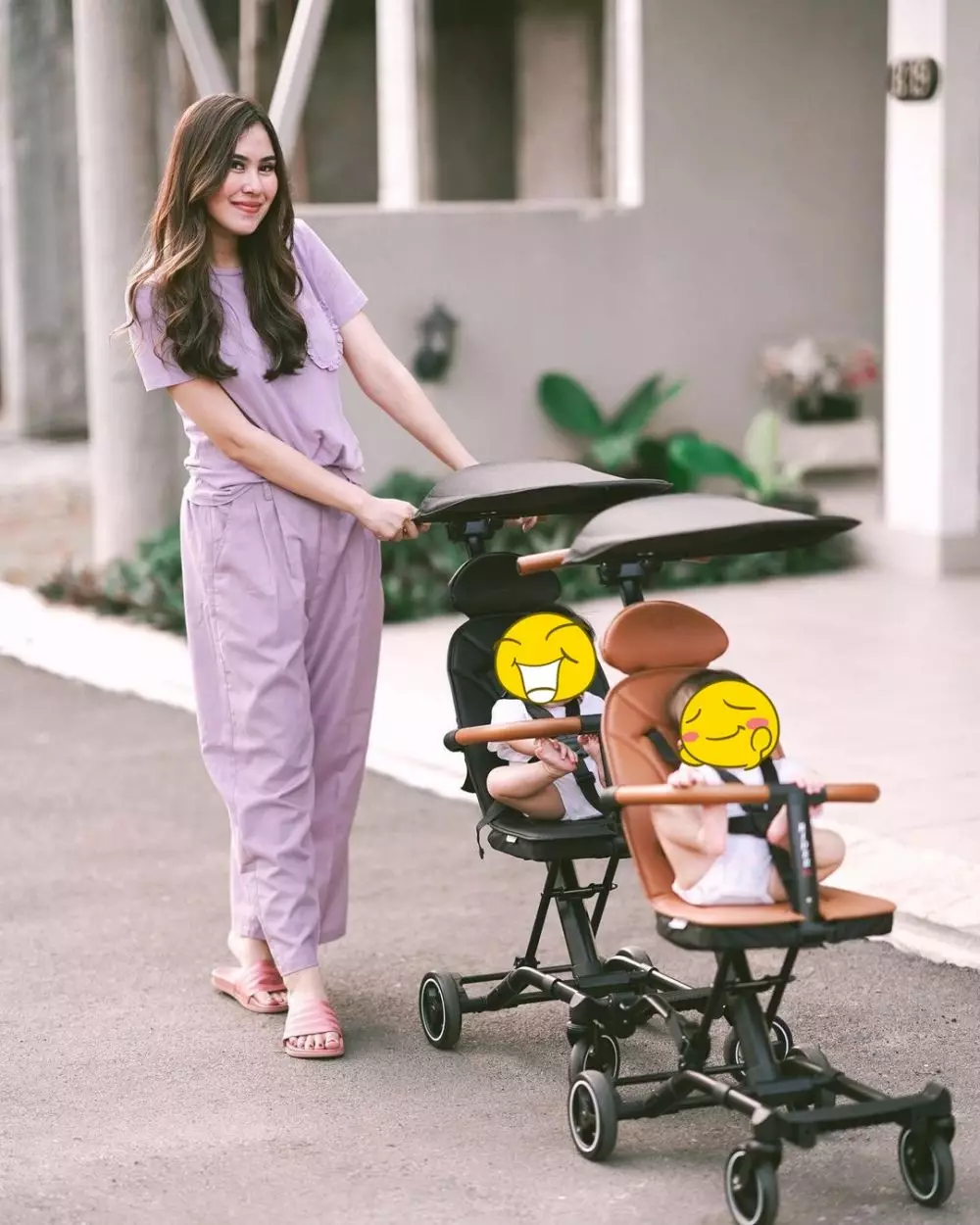 Beda gaya pesinetron momong anak © Instagram