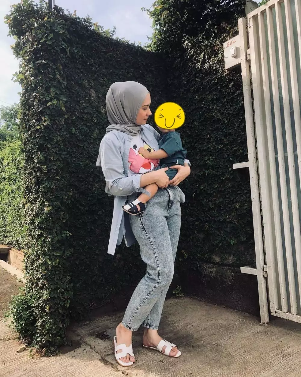 Beda gaya pesinetron momong anak © Instagram