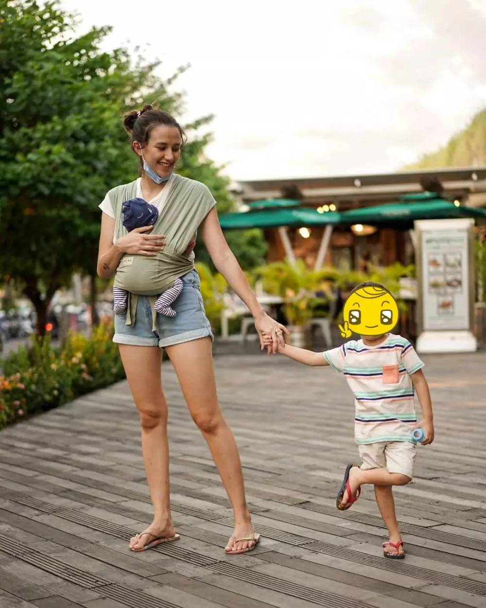 Beda gaya pesinetron momong anak © Instagram