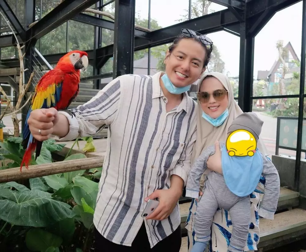 Beda gaya pesinetron momong anak © Instagram