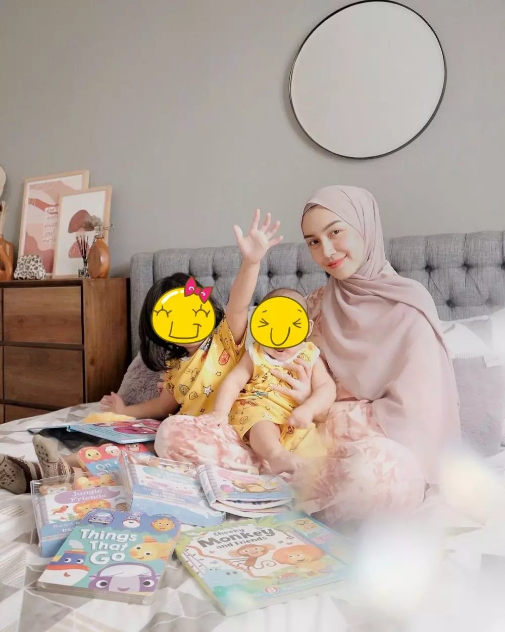 Beda gaya pesinetron momong anak © Instagram