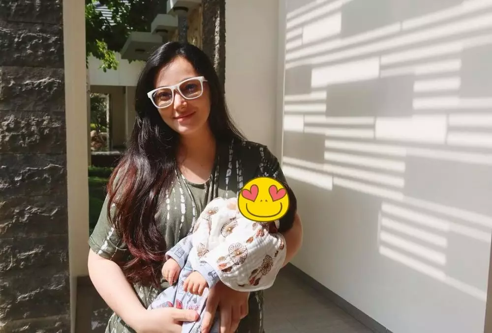 Beda gaya pesinetron momong anak © Instagram