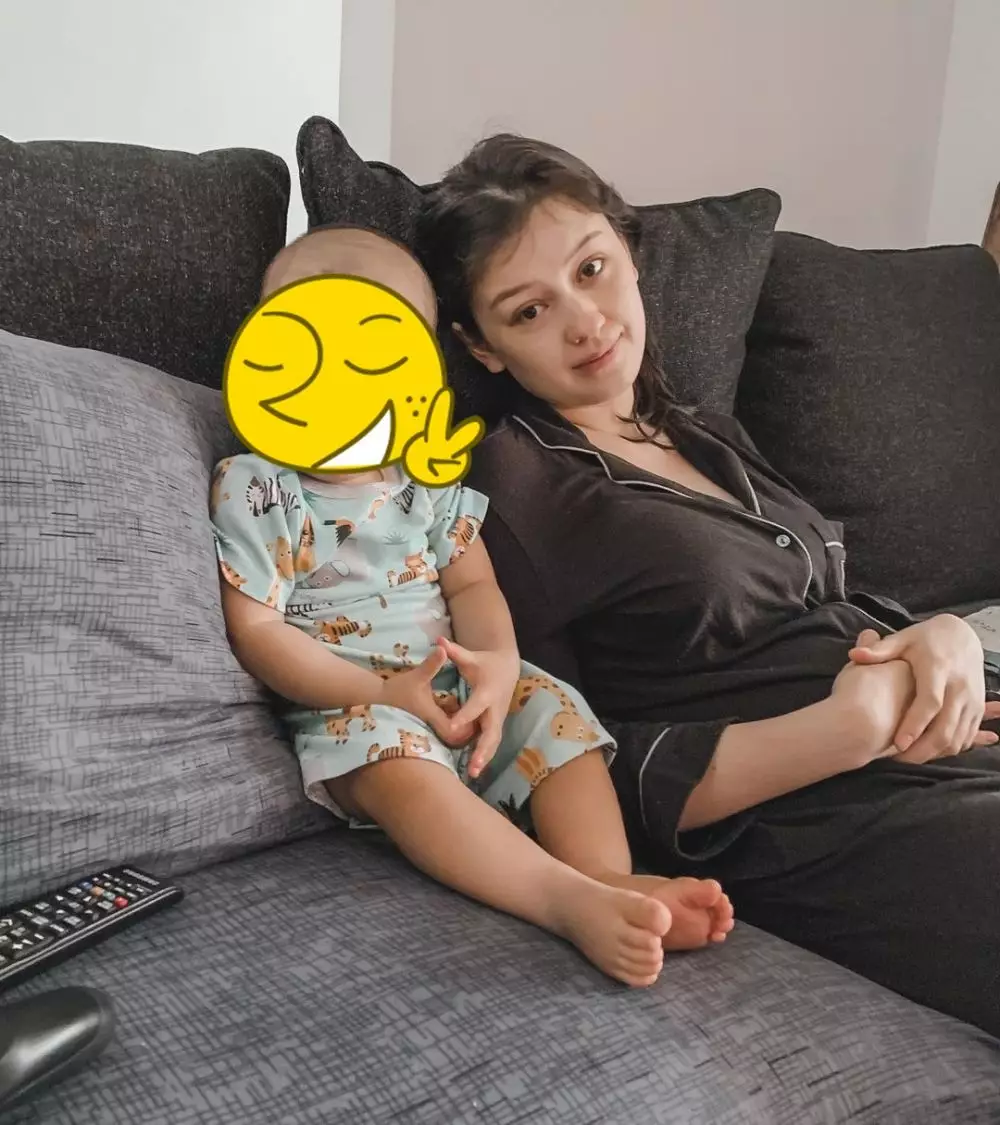 Beda gaya pesinetron momong anak © Instagram