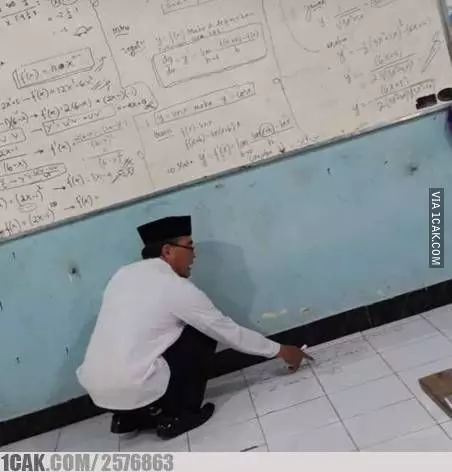 momen absurd gunakan papan tulis Berbagai sumber momen absurd gunakan papan tulis Berbagai sumber