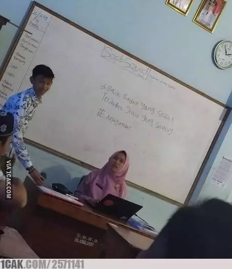 momen absurd gunakan papan tulis Berbagai sumber momen absurd gunakan papan tulis Berbagai sumber