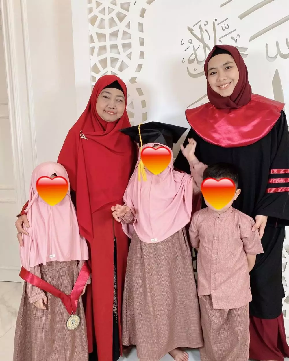 Momen Oki Setiana Dewi raih gelar doktor Instagram Momen Oki Setiana Dewi raih gelar doktor Instagram