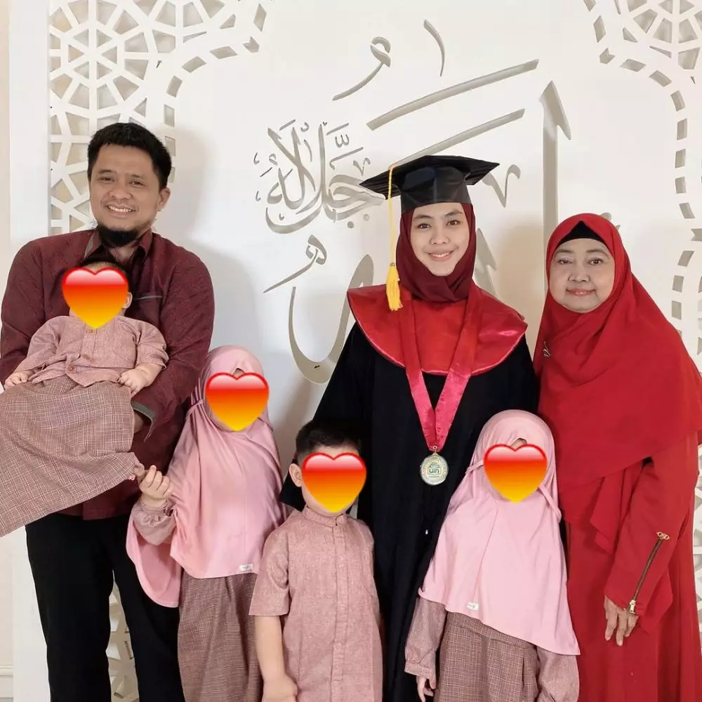 Momen Oki Setiana Dewi raih gelar doktor Instagram Momen Oki Setiana Dewi raih gelar doktor Instagram