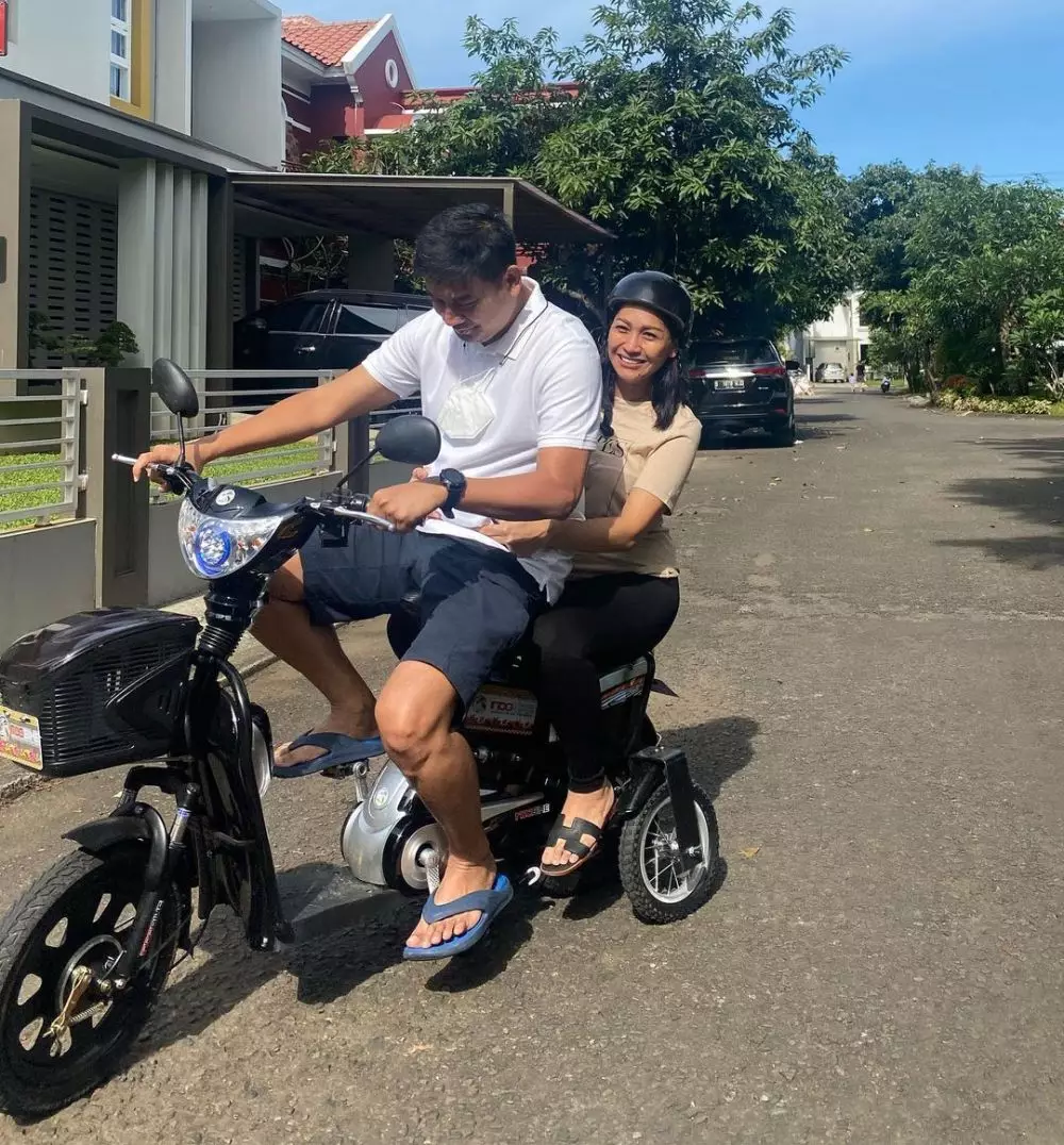 Tata Brotoseno naik sepeda © Instagram