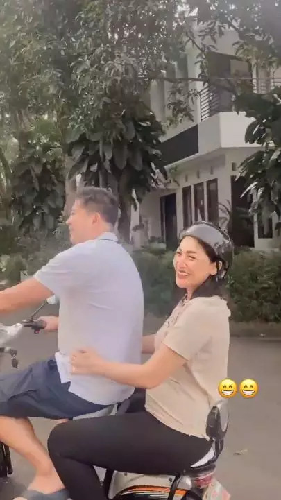 Tata Brotoseno naik sepeda © Instagram