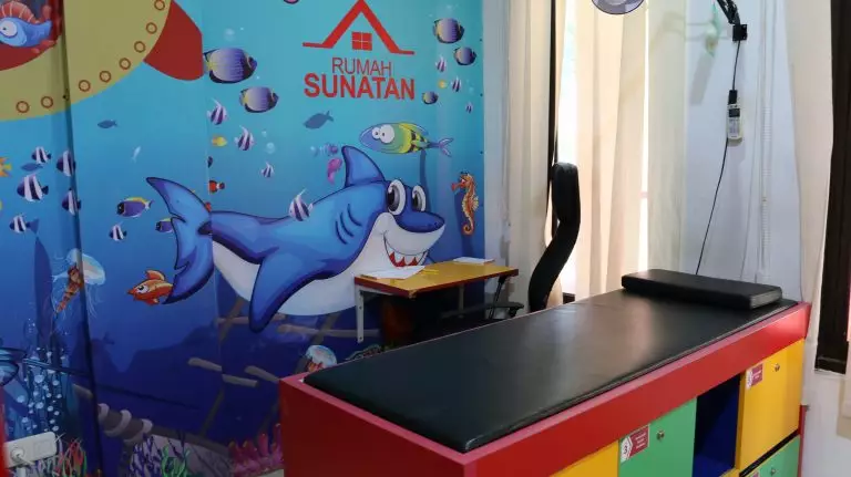 Papan nama jasa sunat © berbagai sumber