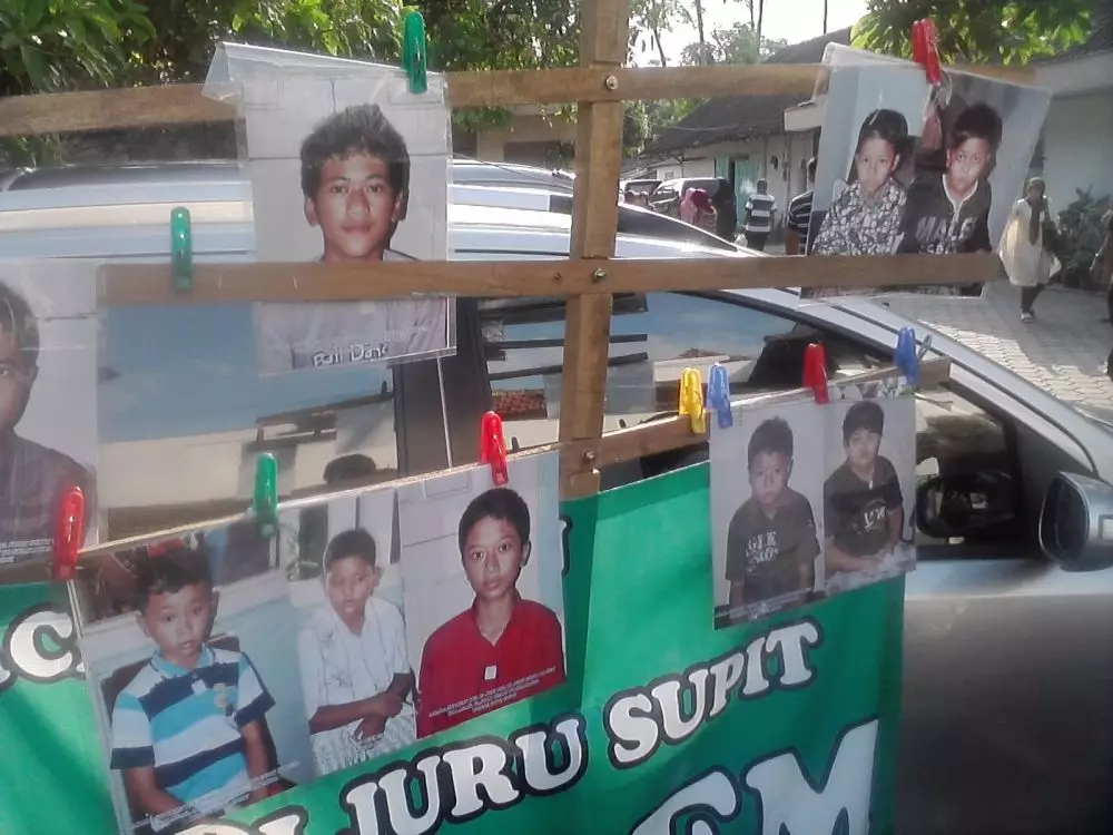 Papan nama jasa sunat © berbagai sumber