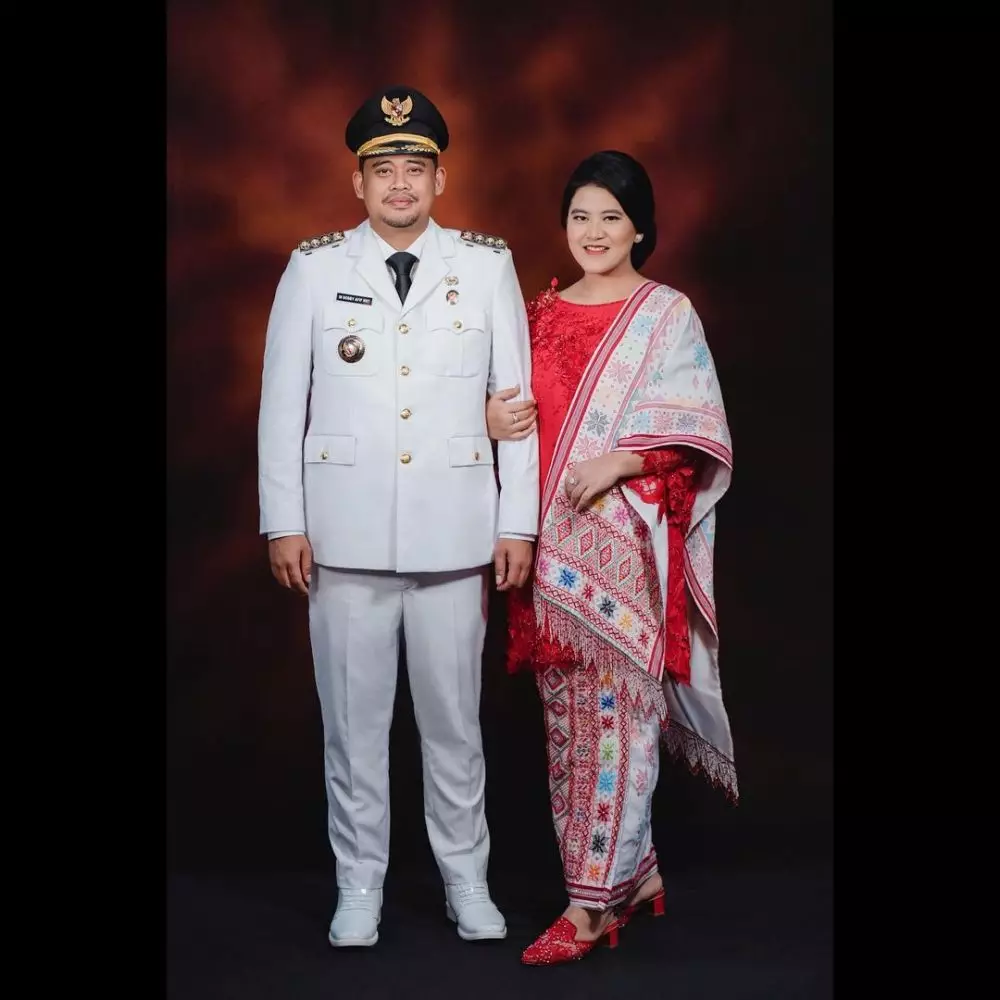 Gaya seleb dampingi suami pelantikan kepala daerah © Instagram & Facebook Gaya seleb dampingi suami pelantikan kepala daerah © Instagram & Facebook