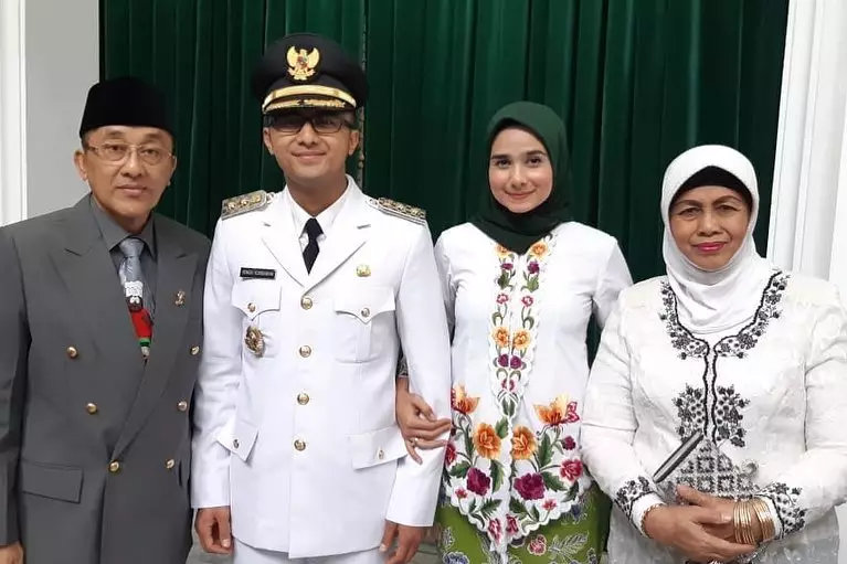 Gaya seleb dampingi suami pelantikan kepala daerah © Instagram & Facebook Gaya seleb dampingi suami pelantikan kepala daerah © Instagram & Facebook