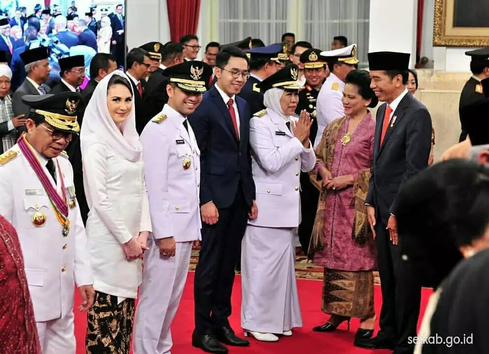 Gaya seleb dampingi suami pelantikan kepala daerah © Instagram & Facebook Gaya seleb dampingi suami pelantikan kepala daerah © Instagram & Facebook