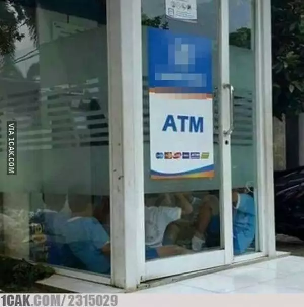 meme bikin tugas kelompok © Berbagai Sumber