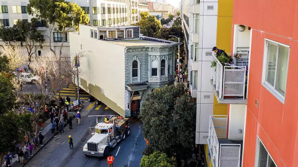 Pria pindahkan rumah © 2021 brilio.net