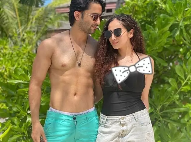 Shaheer Sheikh & Ruchikaa Kapoor usai nikah © 2021 brilio.net Shaheer Sheikh & Ruchikaa Kapoor usai nikah © 2021 brilio.net