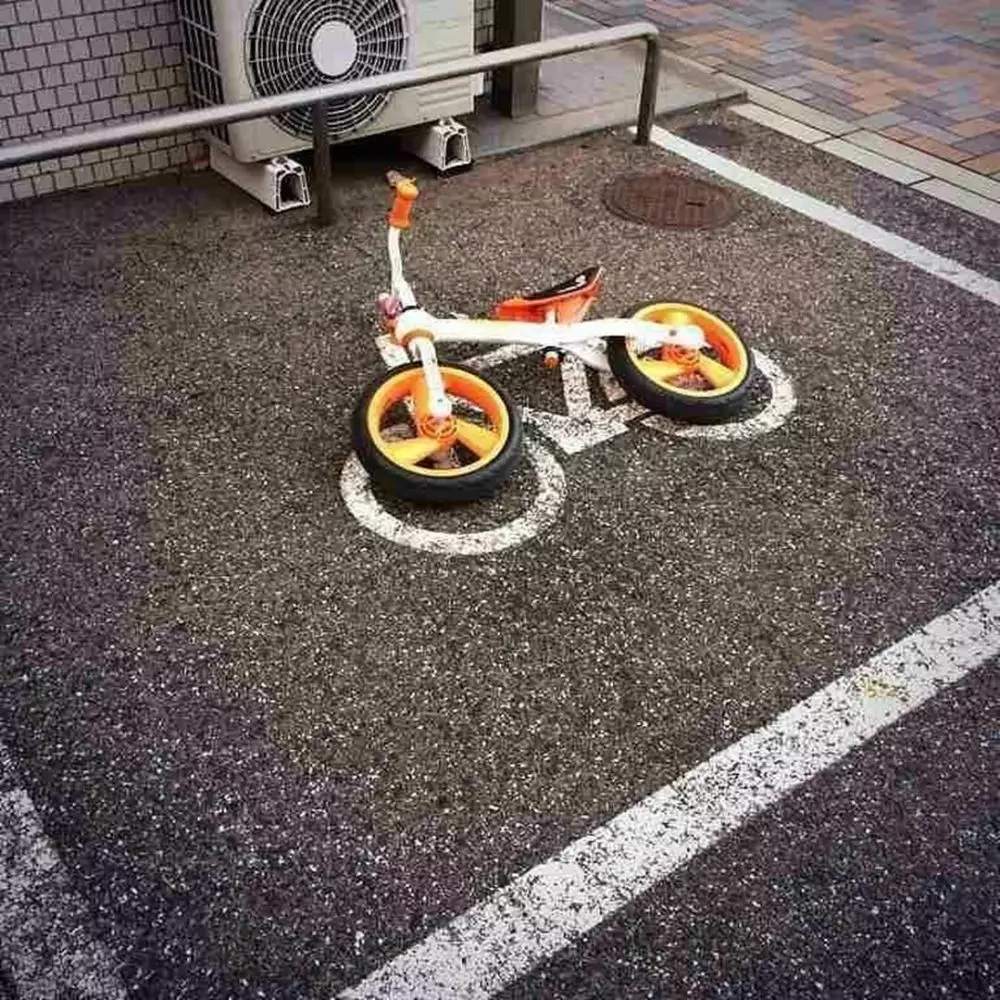 cara absurd parkir sepeda © Berbagai Sumber cara absurd parkir sepeda © Berbagai Sumber