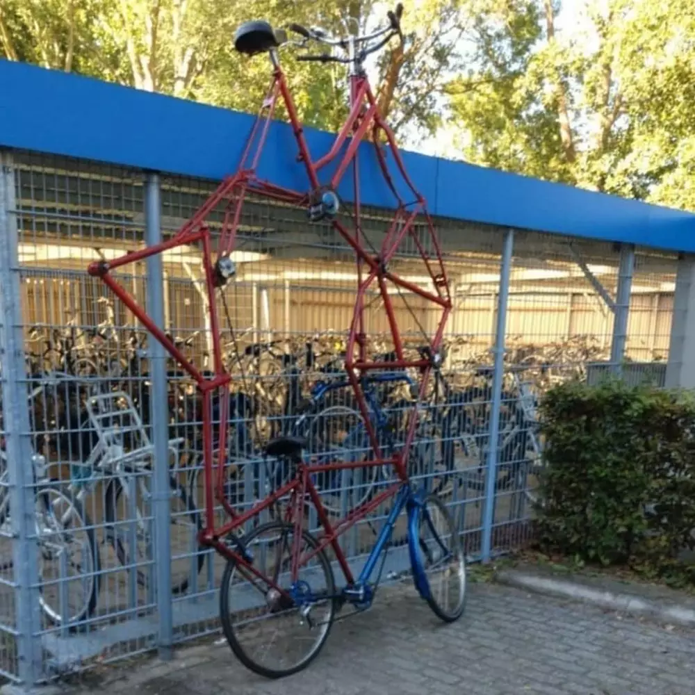 cara absurd parkir sepeda © Berbagai Sumber cara absurd parkir sepeda © Berbagai Sumber