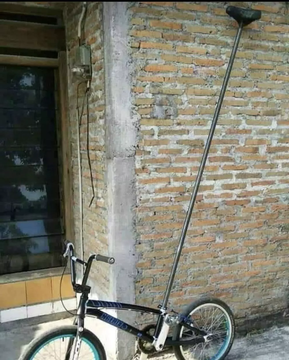 cara absurd parkir sepeda © Berbagai Sumber cara absurd parkir sepeda © Berbagai Sumber