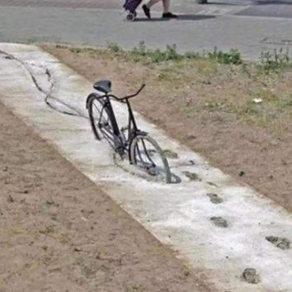 cara absurd parkir sepeda © Berbagai Sumber cara absurd parkir sepeda © Berbagai Sumber