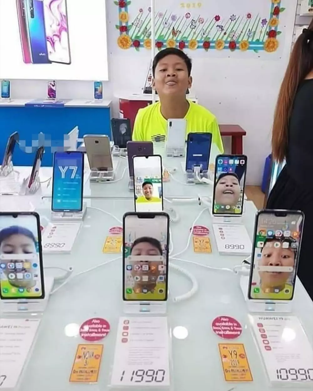 aksi kocak di konter HP © Berbagai Sumber