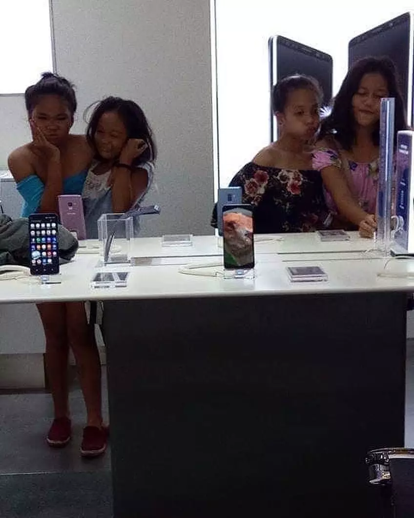 aksi kocak di konter HP © Berbagai Sumber