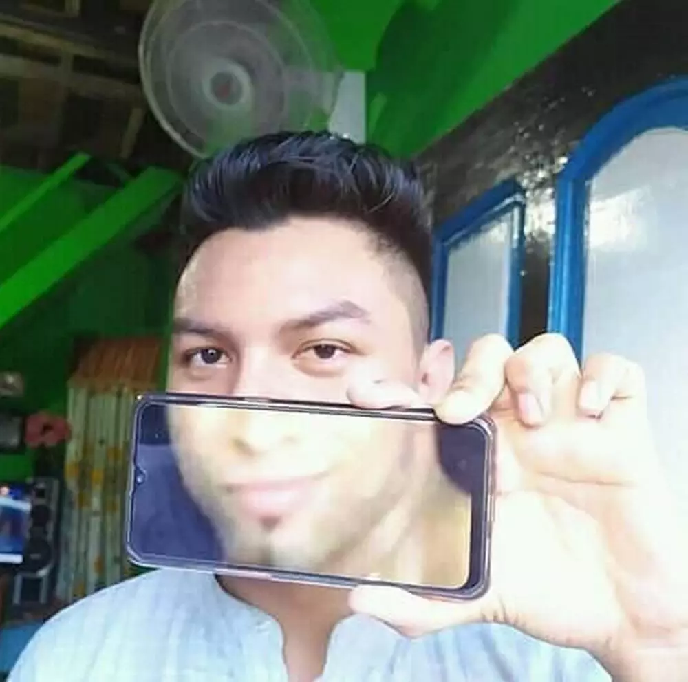 aksi kocak di konter HP © Berbagai Sumber