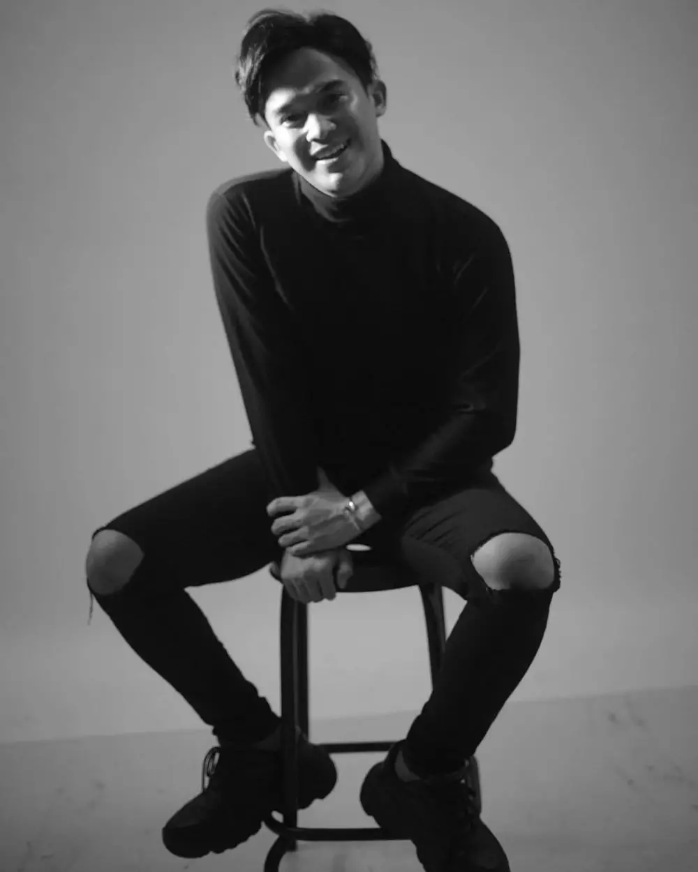 gaya Anwar Sanjaya saat pemotretan © 2021 brilio.net