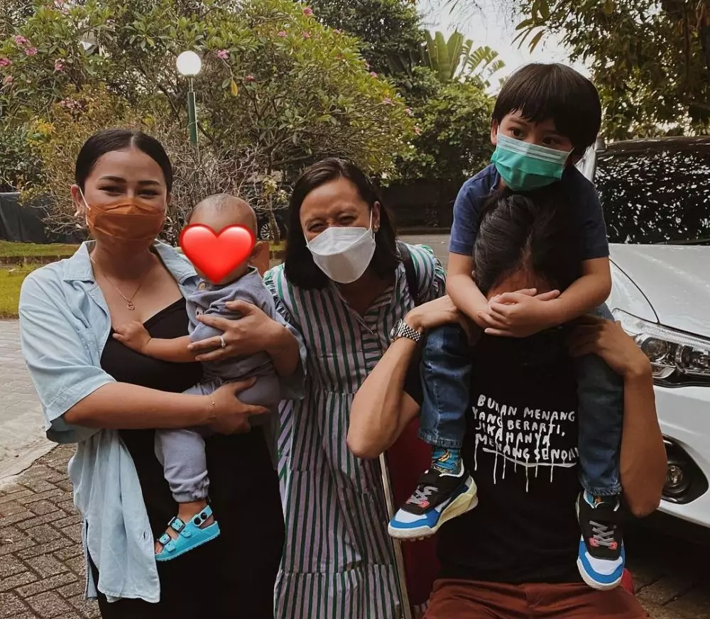 Momen ulang tahun pertama anak Mutia Ayu dan Glenn Fredly © 2021 brilio.net Momen ulang tahun pertama anak Mutia Ayu dan Glenn Fredly © 2021 brilio.net