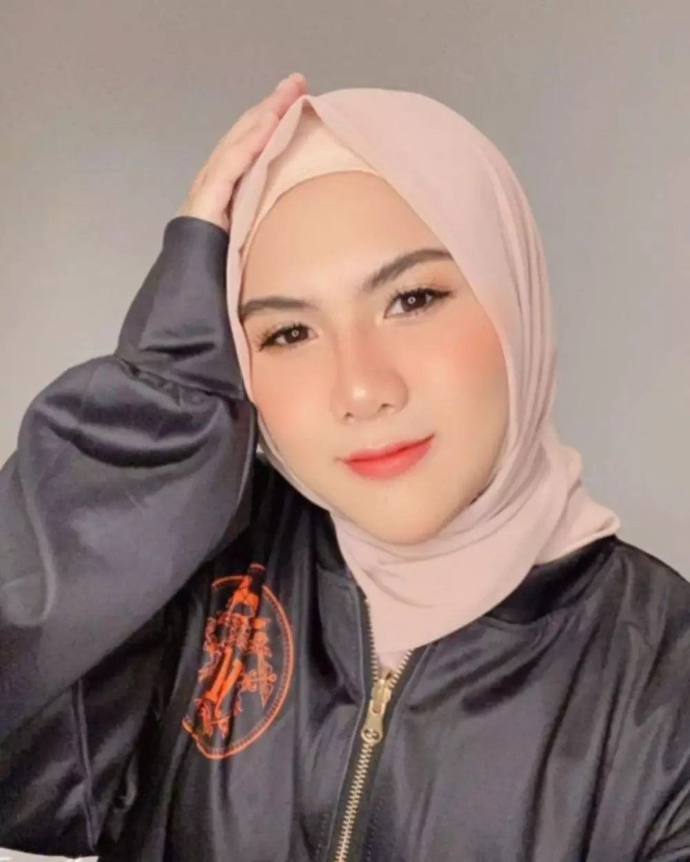 potret terbaru evelyn dengan hijab © Instagram