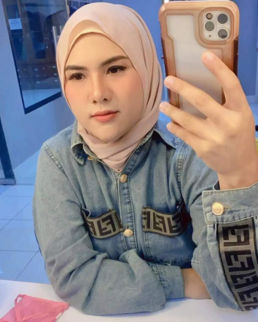potret terbaru evelyn dengan hijab © Instagram
