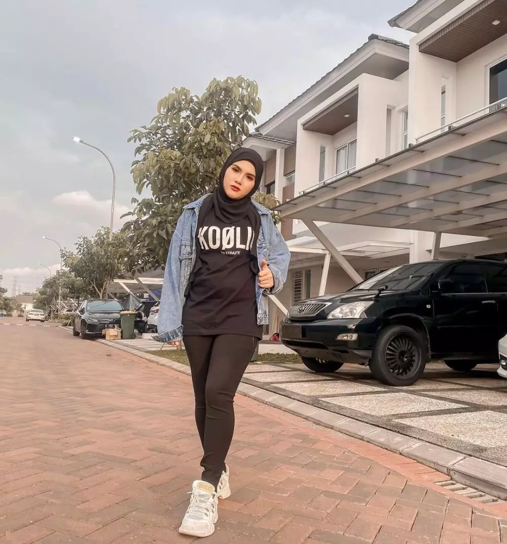 potret terbaru evelyn dengan hijab © Instagram