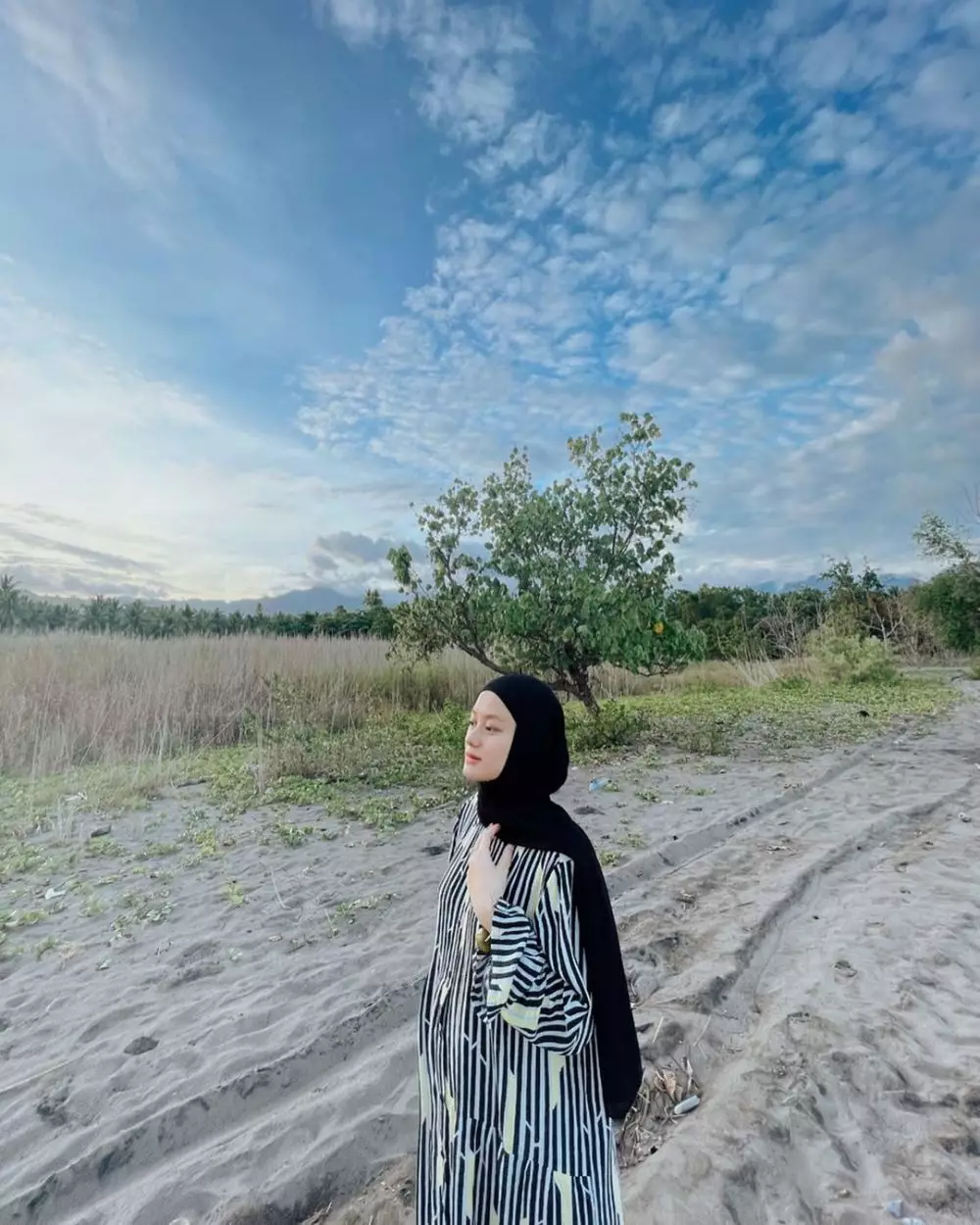 OOTD Dinda Hauw © 2021 brilio.net OOTD Dinda Hauw © 2021 brilio.net