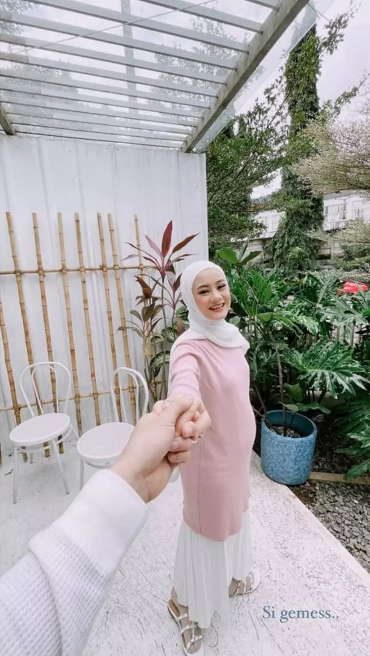 OOTD Dinda Hauw © 2021 brilio.net OOTD Dinda Hauw © 2021 brilio.net