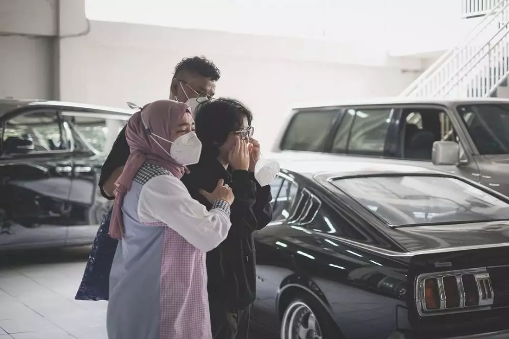 Momen Cinta Kuya dapat hadiah mobil klasik © Instagram