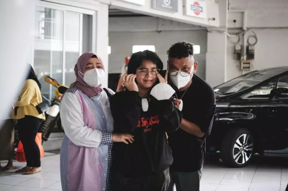 Momen Cinta Kuya dapat hadiah mobil klasik © Instagram