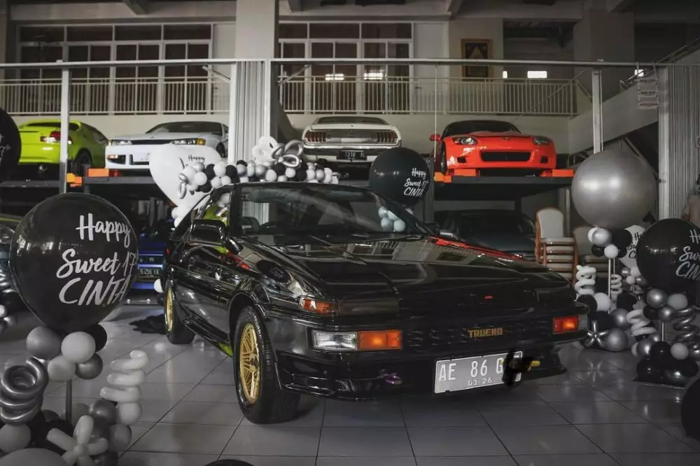 Momen Cinta Kuya dapat hadiah mobil klasik © Instagram