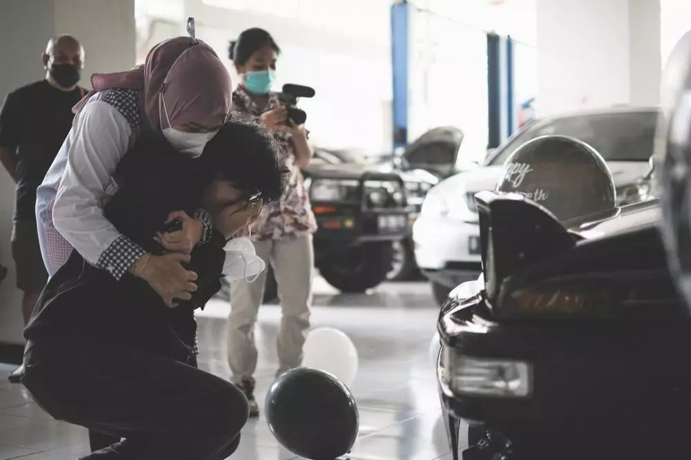 Momen Cinta Kuya dapat hadiah mobil klasik © Instagram