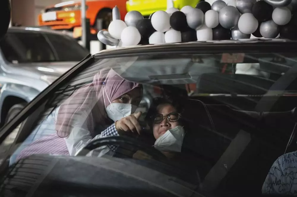 Momen Cinta Kuya dapat hadiah mobil klasik © Instagram