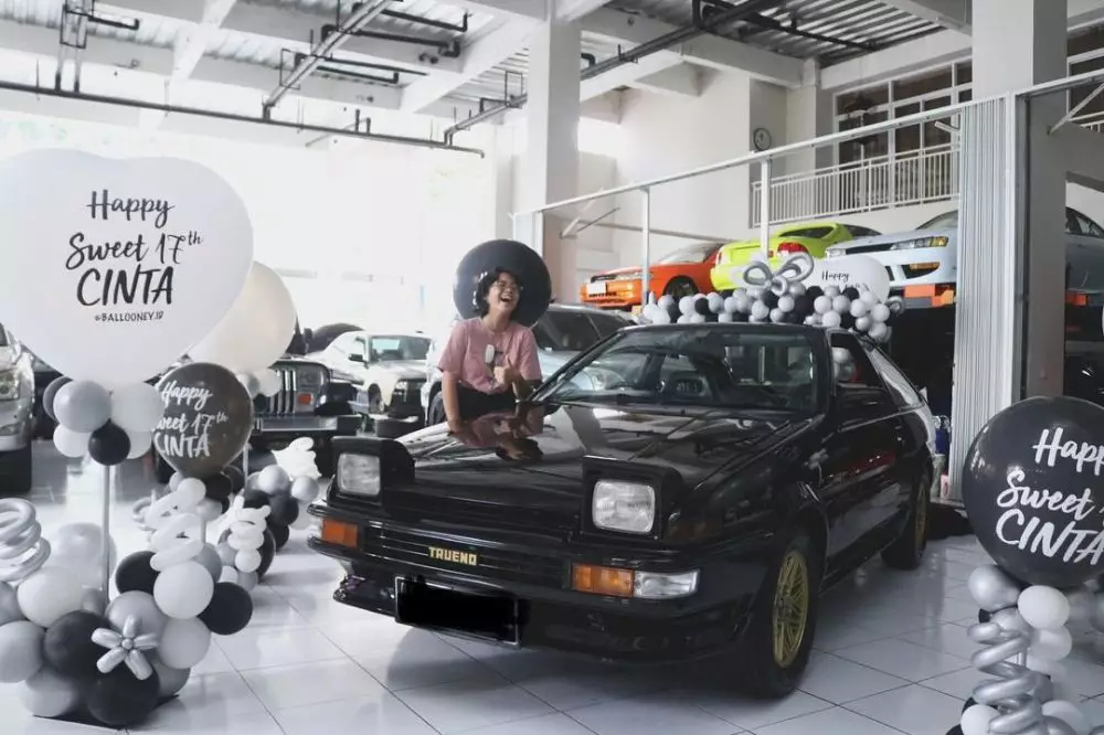 Momen Cinta Kuya dapat hadiah mobil klasik © Instagram